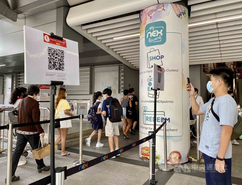 新加坡為強化接觸者追蹤,推出SafeEntry訪客登記系統,民眾須掃描門口QR碼才能進入商場、店家。中央社記者侯姿瑩新加坡攝 109年9月27日