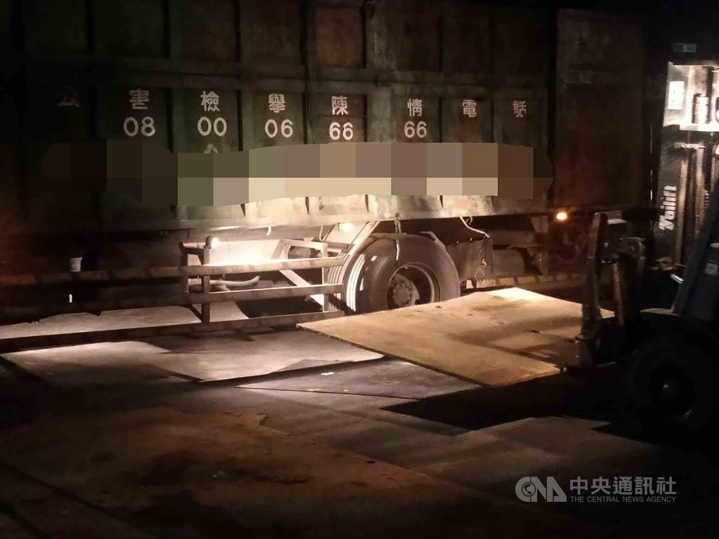 桃園市34歲鄭姓男子發現營造廠商堆置的鋼材無人看管,竟自稱公司負責人,以電話矇騙資源回收廠商,遙控回收廠人員以大貨車吊取鐵板、鋼軌條樁,竊取市價約新台幣30萬元、總重高達1萬2202公斤的鋼材,全案依竊盜罪嫌函送地檢署偵辦。(桃園市警局蘆竹分局提供)中央社記者吳睿騏桃園傳真 109年9月27日
