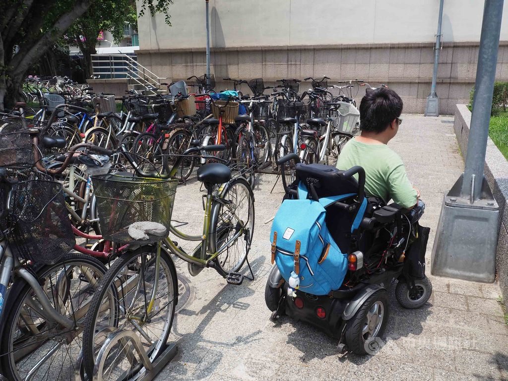 身心障礙者在食衣住行都可能遇到阻礙,除了硬體要改善,民眾的友善意識也有待提升,衛福部將提身權法修法,融入通用概念,提升全民認知。中央社記者陳偉婷攝 109年9月27日