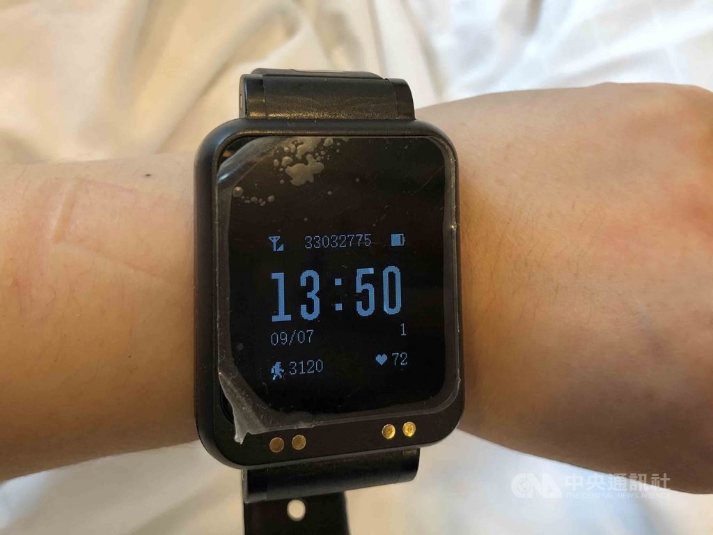 新加坡善用科技防疫,入境者若不在指定地點隔離就須強制配戴電子追蹤器。中央社記者侯姿瑩新加坡攝 109年9月27日