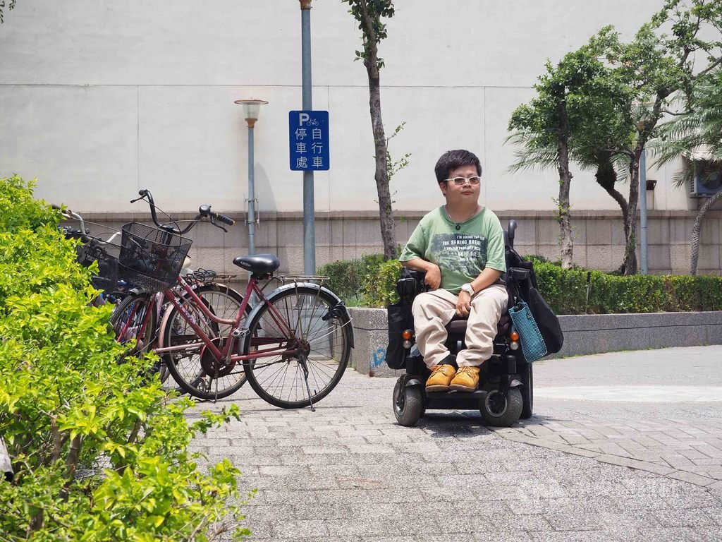 輪椅族凱哥表示,只要一出門,環境障礙隨之而來,人行道、騎樓處處有階梯,輪椅必須開在車道上,在喇叭聲中與到處違停的機車、腳踏車「爭道」。中央社記者陳偉婷攝 109年9月27日