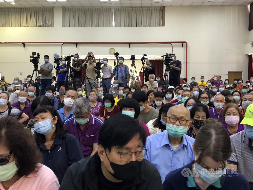 高雄市大林蒲27日召開遷村座談會,不少居民不滿被當次等公民,現場砲聲隆隆,讓高雄市長陳其邁不僅承諾擴大遷村範圍,也讓居民加價購地,承諾「市長讓你有房住」,社會住宅也會以最低租金出租。中央社記者侯文婷攝 109年9月27日