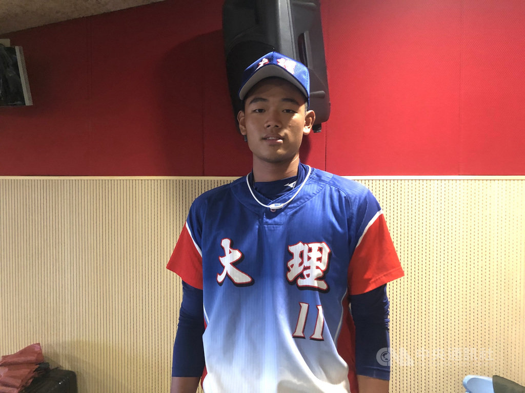 大理高中青棒隊投手曹祐齊(圖)先前入選U18中華培訓隊因傷沒出賽,休養約4個月將於黑豹旗復出,曹祐齊目前高三,高中生涯因為傷勢比賽一直打打停停,他也盼強化身體素質,提升球速。中央社記者謝靜雯攝 109年9月27日