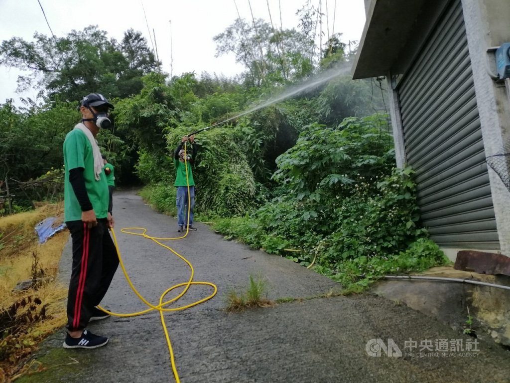 新北15例本土登革熱病例中,14例在三峽且都可能與五寮里筍園有關,新北市衛生局已加強五寮社區環境孳生源清除與預防性噴消。(衛生局提供)中央社記者王鴻國傳真 109年9月27日