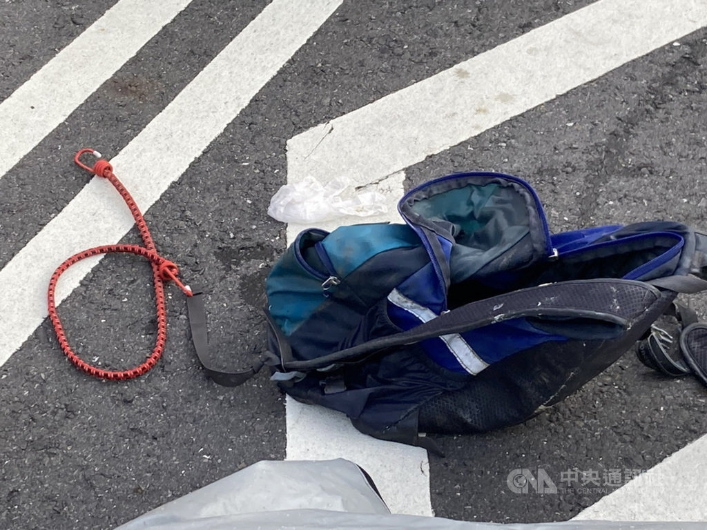 高雄市鳥松區澄清湖面27日下午發現兩具浮屍,警方到場發現這對男女年紀約50多歲,身上不僅背著裝有石頭的背包,還用紅色彈力繩勾住彼此,初步判斷殉情可能性大。(高雄市警局仁武分局提供)中央社記者洪學廣傳真 109年9月27日