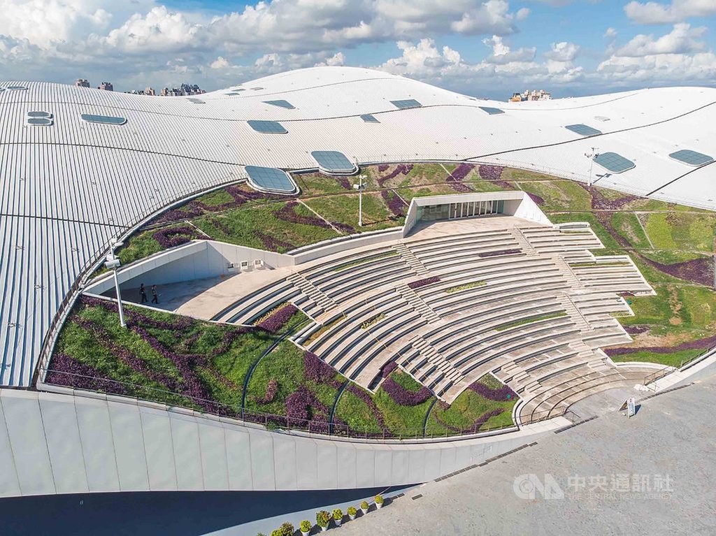 衛武營國家藝術文化中心以衛武營都會公園內的榕樹群為發想設計,無大門無圍籬的形式保有公園的開放性,使藝術與民眾能更加親近。(衛武營國家藝術文化中心提供)中央社記者趙靜瑜傳真 109年9月27日