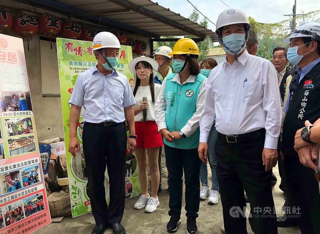 台南市政府勞工局「做工行善團」與嘉義縣政府合作,為梅山鄉獨居老翁修繕房屋,副總統賴清德(右2)27日到場為志工打氣,感謝志工無私奉獻。中央社記者黃國芳攝 109年9月27日