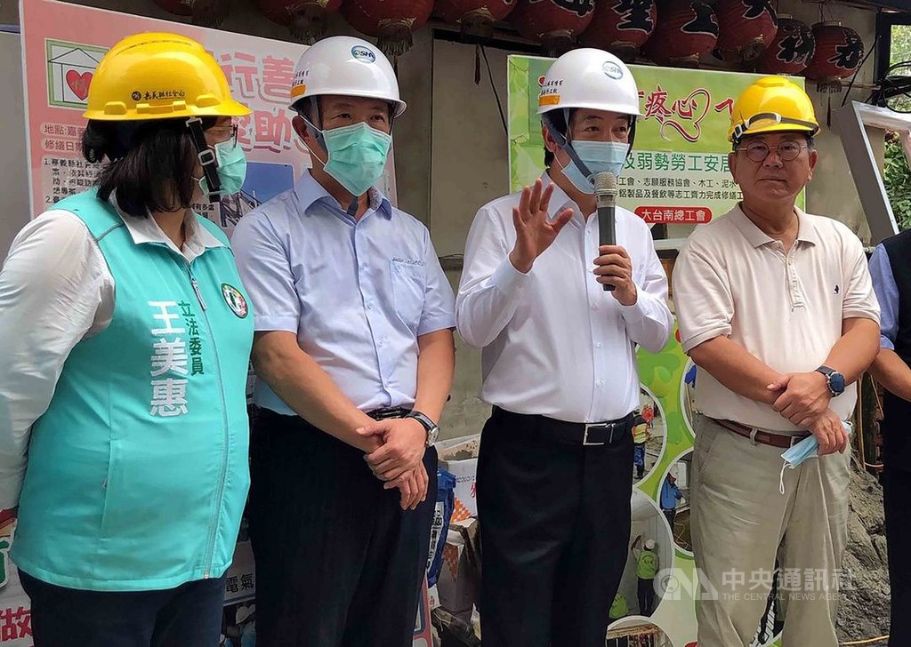 台南市政府勞工局「做工行善團」與嘉義縣政府合作,為梅山鄉獨居老翁修繕房屋,副總統賴清德(右2)27日到場為志工打氣,盼修繕房屋善舉可推廣至全台。中央社記者黃國芳攝 109年9月27日
