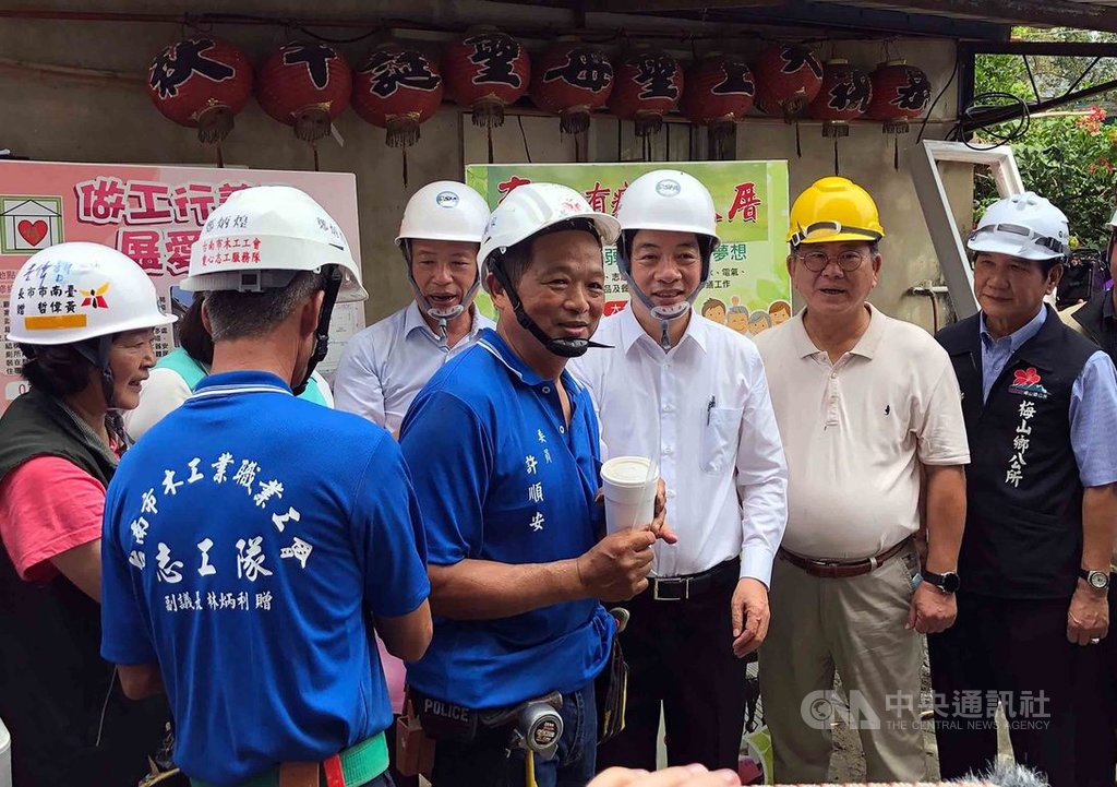 台南市政府勞工局「做工行善團」與嘉義縣政府合作,為梅山鄉獨居老翁修繕房屋,副總統賴清德(右3)27日到場為志工打氣,並送上綠豆沙清涼解渴。中央社記者黃國芳攝 109年9月27日