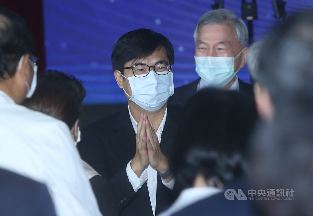 中央流行疫情指揮中心27日以「民主防疫 感謝有你」為題,在圓山大飯店舉行「武漢肺炎防疫紀錄片首映暨防疫獎章授獎典禮」,高雄市長陳其邁(中)出席。中央社記者鄭傑文攝 109年9月27日