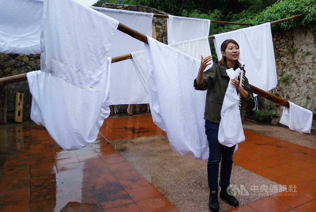 國立新竹生活美學館辦理文化交流計畫,以「藝術游擊」徵選青年藝術家進駐馬祖,楊蕙瑄採集在地聲音後重新編曲混音,傳達海浪聲在馬祖持續存在的概念,並利用津沙村戶外曬床單的景色,作為白色海浪意象布置展出空間。中央社記者邱筠攝 109年9月27日