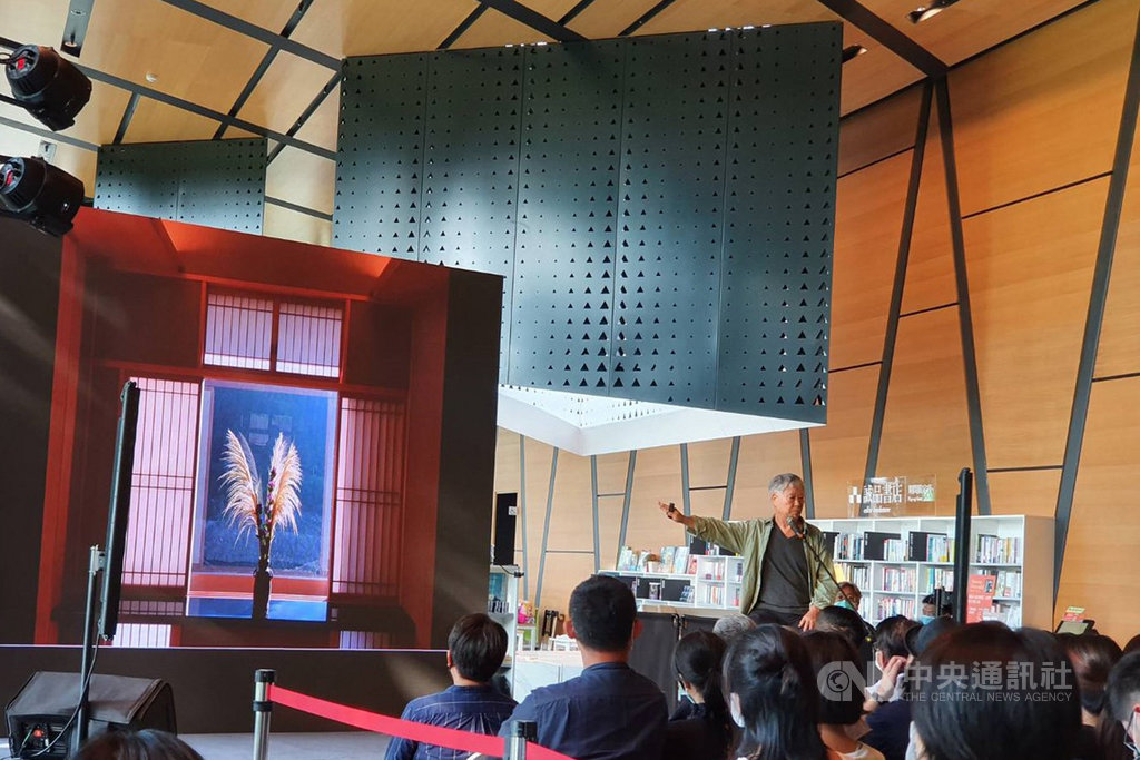 「2020南國漫讀節」持續展開,27日邀請美學大師蔣勳(右)以「歲月,莫不靜好」為題,在「森林裡的圖書館」屏東總圖書館演講,蔣勳稱讚大面窗的設計讓圖書館裡與外融合,他會懷念在這個圖書館裡的演講。中央社 109年9月27日