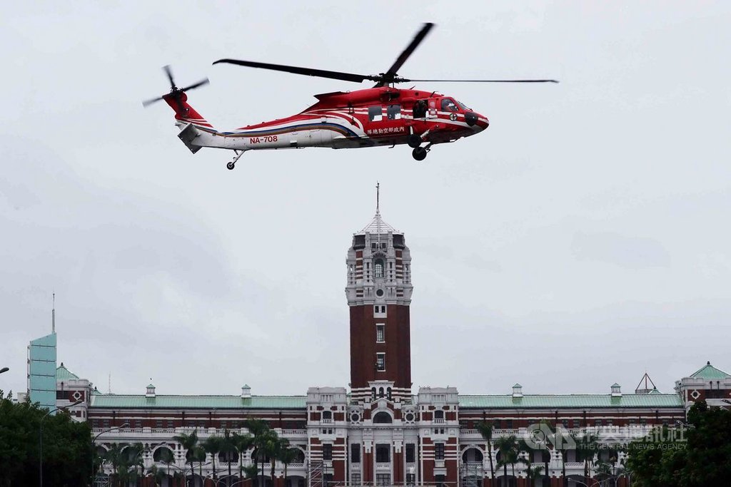 雙十國慶將至,內政部空勤總隊的UH-60M黑鷹直升機27日在總統府前廣場彩排試航,並在凱達格蘭大道上空盤旋。中央社記者張皓安攝 109年9月27日