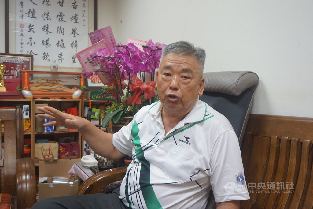 沙美商圈產業發展協會理事長王添泉說,金沙戲院是沙美地區經濟龍頭,戲院歇業後,整個地區跟著沒落,地方人士最大期待就是拆除戲院,改建為商業大樓,恢復往日榮景。中央社記者黃慧敏攝 109年9月27日