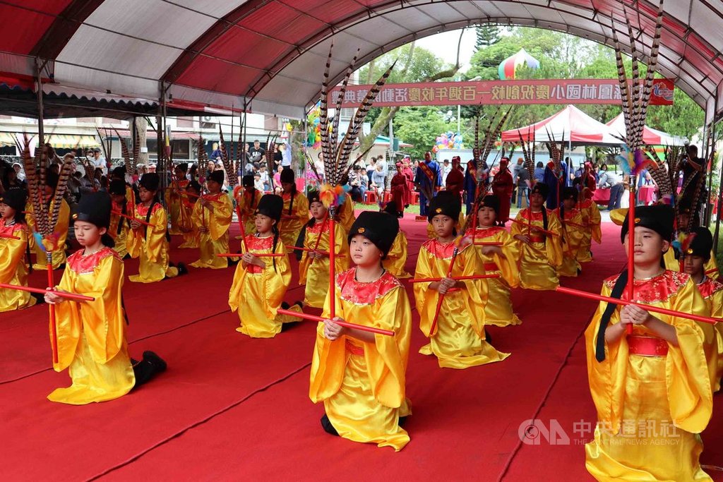 花蓮縣鳳林國小今年建校百年,也是縣內唯一校園內有孔廟的學校,學校27日上午舉行祭孔大典、學生遵古禮跳六佾舞。中央社記者李先鳳攝 109年9月27日