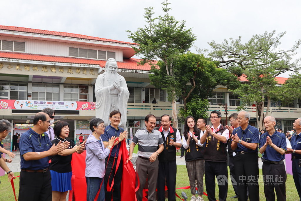 花蓮鳳林國小百年校慶,校友集資在校門口圓環新設置一尊孔子雕像,由石雕家卓文章以花崗岩雕刻而成,27日舉行揭幕儀式,鳳林鎮長蕭文龍(前左5)、鳳林國小校長李國清(前左4)等人共同揭幕。中央社記者李先鳳攝 109年9月27日