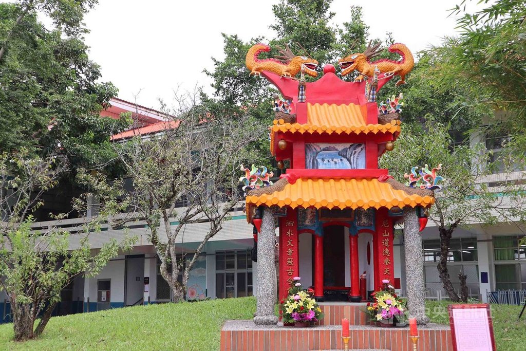花蓮縣鳳林國小是縣內唯一校園內有孔廟的學校,祭孔活動也已是學校發展的文化特色。中央社記者李先鳳攝 109年9月27日