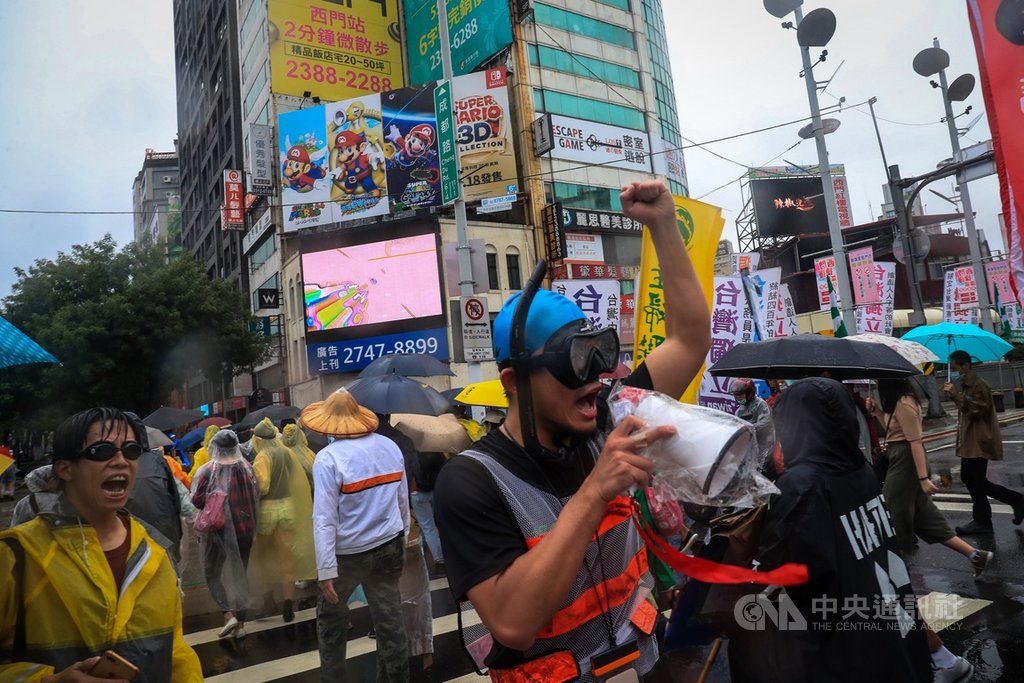 台灣青年氣候聯盟「青年抗暖大遊行」27日在台北舉行,共跨20校學生參與,呼籲政府回應台灣應於2050年淨零碳排等6大訴求。中央社記者吳家昇攝 109年9月27日