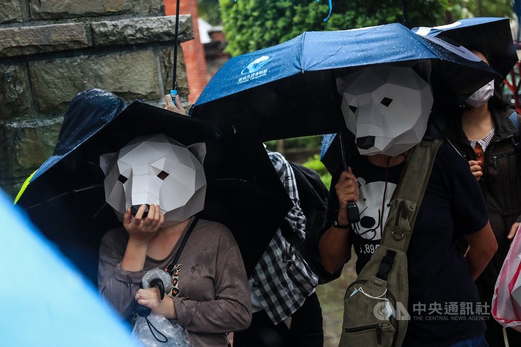 台灣青年氣候聯盟「青年抗暖大遊行」27日在台北舉行,跨20校學生冒雨參加,高呼口號表達訴求,民眾穿戴北極熊頭套呼籲氣候改革。中央社記者吳家昇攝 109年9月27日