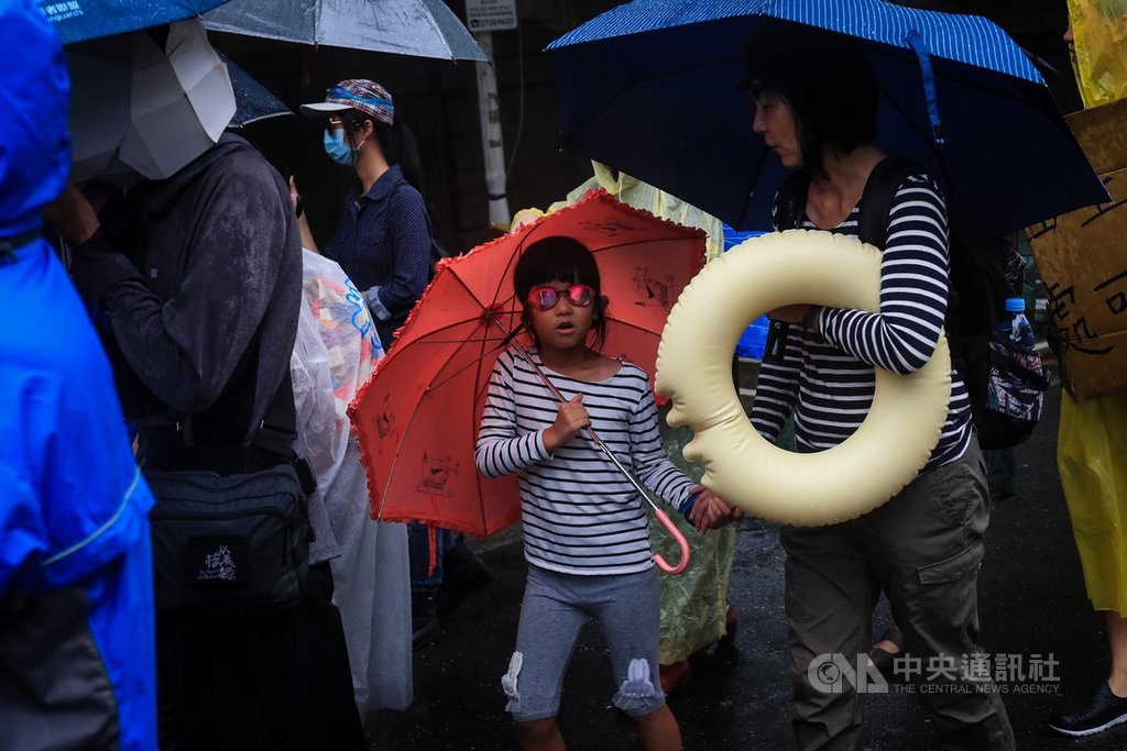 台灣青年氣候聯盟「青年抗暖大遊行」27日在台北舉行,跨20校學生冒雨參加,高呼口號「氣候告急青年出擊氣候改革勢在必行」,有民眾帶著小朋友參與遊行。中央社記者吳家昇攝 109年9月27日