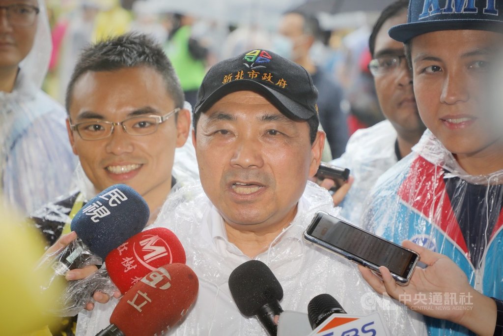新北市長侯友宜(左2)27日出席淡水環境藝術節踩街活動,對於全球市長聯盟的正名問題,他表示,市府早在9月15日去函要求正名,但迄今沒有更正,因此,若再不正名,將採更嚴正抗議。中央社記者王鴻國攝 109年9月27日