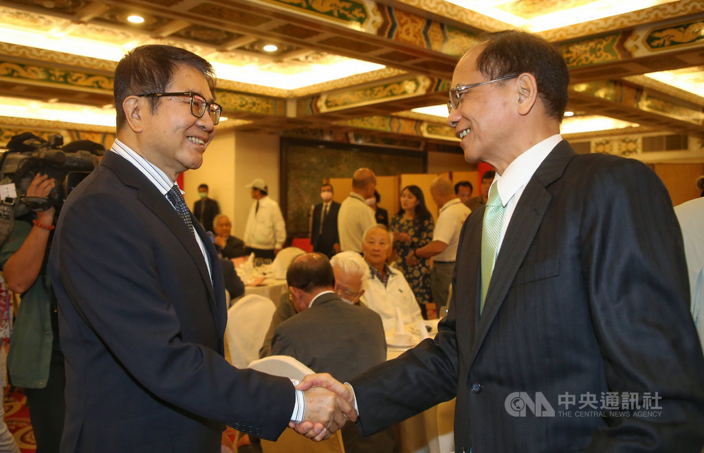 立法院長游錫堃(右)27日邀請當年135位民進黨創黨發起人重返圓山大飯店敘舊,前海基會董事長洪奇昌(左)等人都到場與會,兩人握手致意。中央社記者鄭傑文攝 109年9月27日