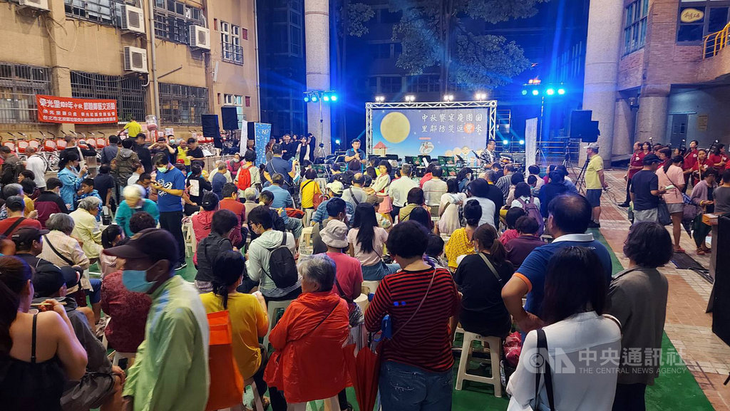 適逢中秋佳節前,台北市消防局27日晚間與北投區榮光里辦公處共同舉辦社區防災宣導活動,透過舞台表演和有獎徵答活動,寓教於樂邀民眾「逗陣」學習防災常識。(台北市消防局提供)中央社記者黃麗芸傳真 109年9月27日
