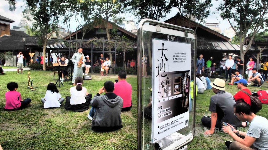 薩克斯風演奏家沈子傑2014年以來推出「大地音樂廳」計畫,把古典音樂帶進鄉鎮、田埂、廟前、莊園與古蹟,希望吸引更多人喜歡古典音樂。(沈子傑提供)中央社記者趙靜瑜傳真 109年9月27日