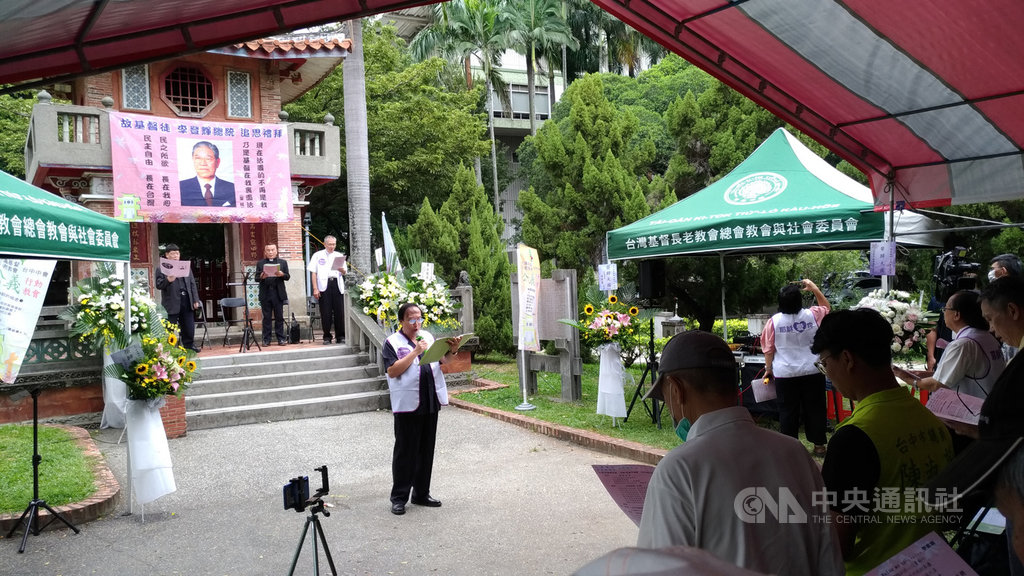 台中公義行動教會與本土社團27日在台中舉辦前總統李登輝追思禮拜,先由牧師帶領民眾靜默並為台灣祈禱,接著聖歌隊進行獻詩,場面嚴肅溫馨。中央社記者蘇木春攝 109年9月27日