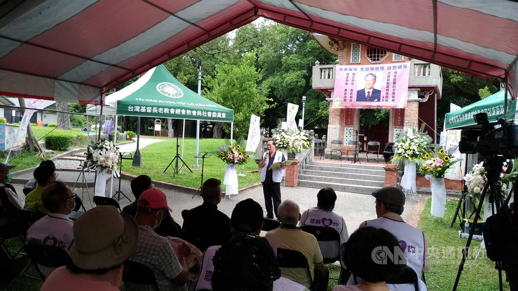 台中公義行動教會與本土社團27日在台中公園的更樓前舉辦前總統李登輝追思禮拜,吸引許多民眾到場。中央社記者蘇木春攝 109年9月27日