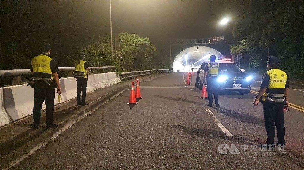 台北市警察局內湖分局表示,由於康樂隧道23日清晨發生酒駕民眾自撞受傷事故,為有效防制酒後駕車、超速等等違規行為,已在康樂隧道周邊規劃警力執行「取締酒後駕車暨防制危險駕車專案勤務」。(台北市警察局內湖分局提供)中央社記者黃麗芸傳真 109年9月27日