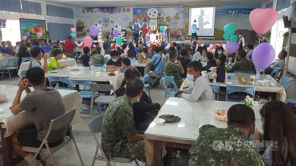 陸軍澎湖防衛指揮部27日舉辦家屬懇親會,超過200名家屬一大早湧入馬公菜園營區訓練中心,看看有2個星期未見的役男在軍中受訓的情形,場面溫馨。中央社 109年9月27日