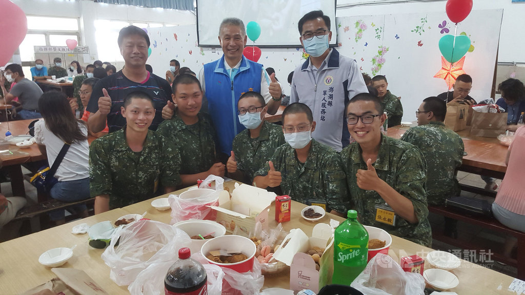 陸軍澎湖防衛指揮部27日舉辦家屬懇親會,馬公市長葉竹林(站立者中)也前往新訓中心探視在營子弟,除了致贈加菜金外,更一桌桌與家長和役男問好。中央社 109年9月27日