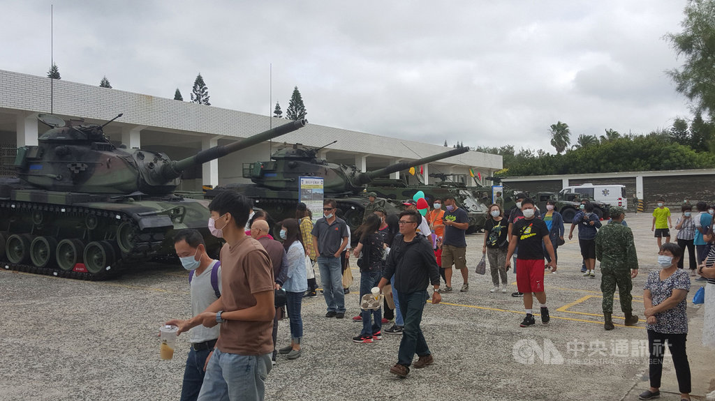 陸軍澎湖防衛指揮部27日舉辦家屬懇親會,還開放M60A3戰車與營區設施等供家屬參觀,呼籲民眾全力支持國防。中央社 109年9月27日