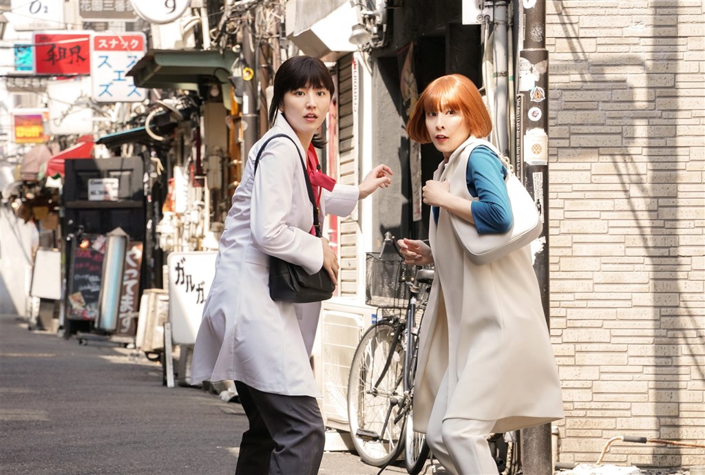 竹内結子(右)2019年出演電影「信用詐欺師JP」。圖左為該電影主演長澤雅美。(圖取自twitter.com/confidencemanJP)