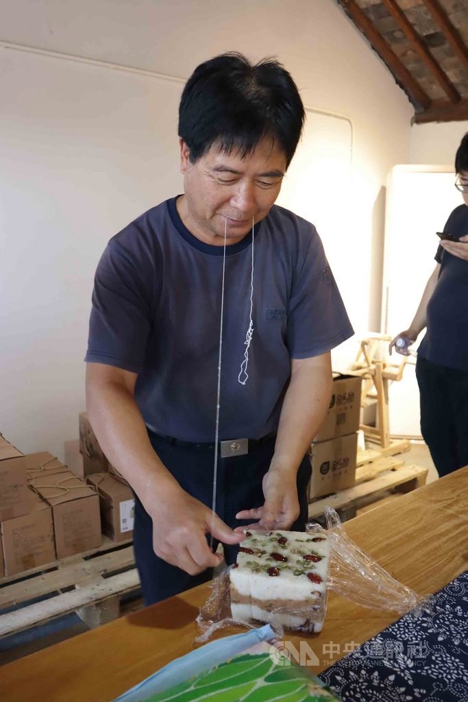 上海崇明區建設鎮虹橋村,幾乎全村投入「農家樂」發展,除了經營民宿,也發展特色農副產品增加收入,圖為村民以棉線切糯米糕。中央社記者張淑伶上海攝 109年9月27日