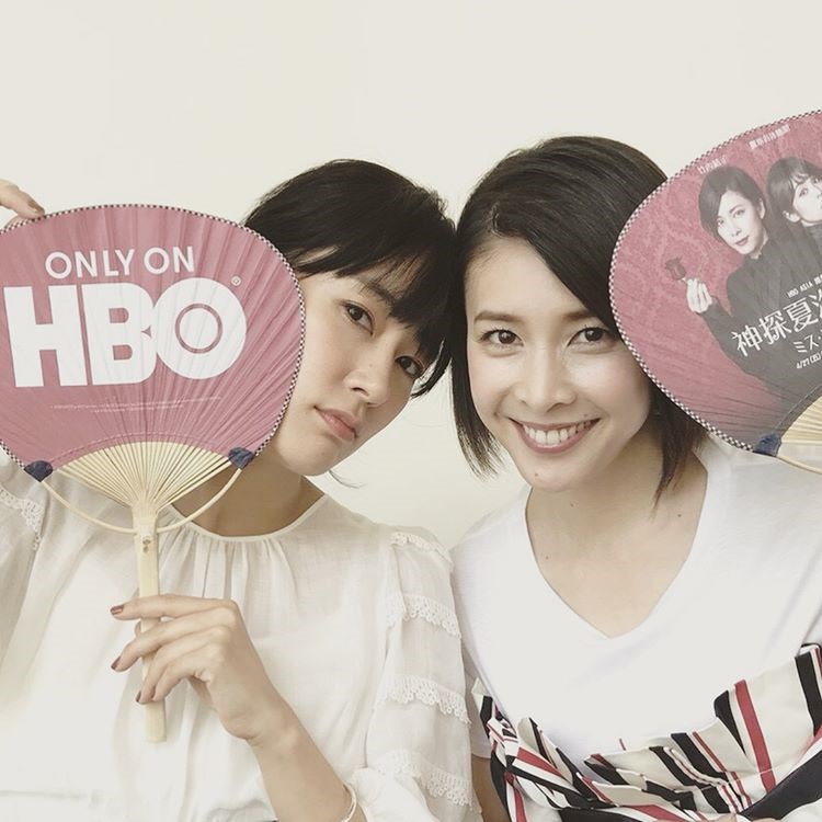 竹內結子(右)2018年主演影集「神探夏洛克小姐」,並來台灣宣傳。圖左為演員水川麻美。(圖取自instagram.com/yuko_takeuchi0401)