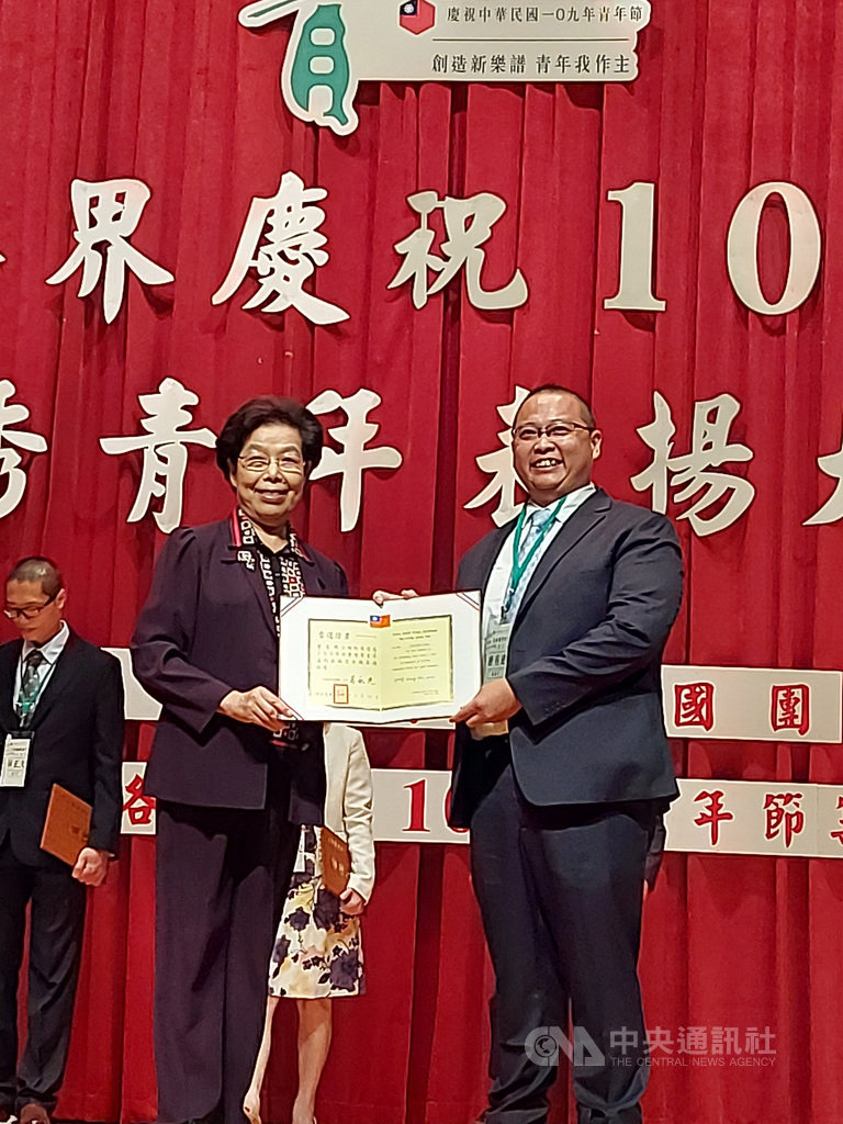麥當勞嘉義吳鳳南餐廳負責人唐有建(右)致力於回饋社會,幫助弱勢團體,獲選救國團社會優秀青年。中央社記者許秩維攝 109年9月27日