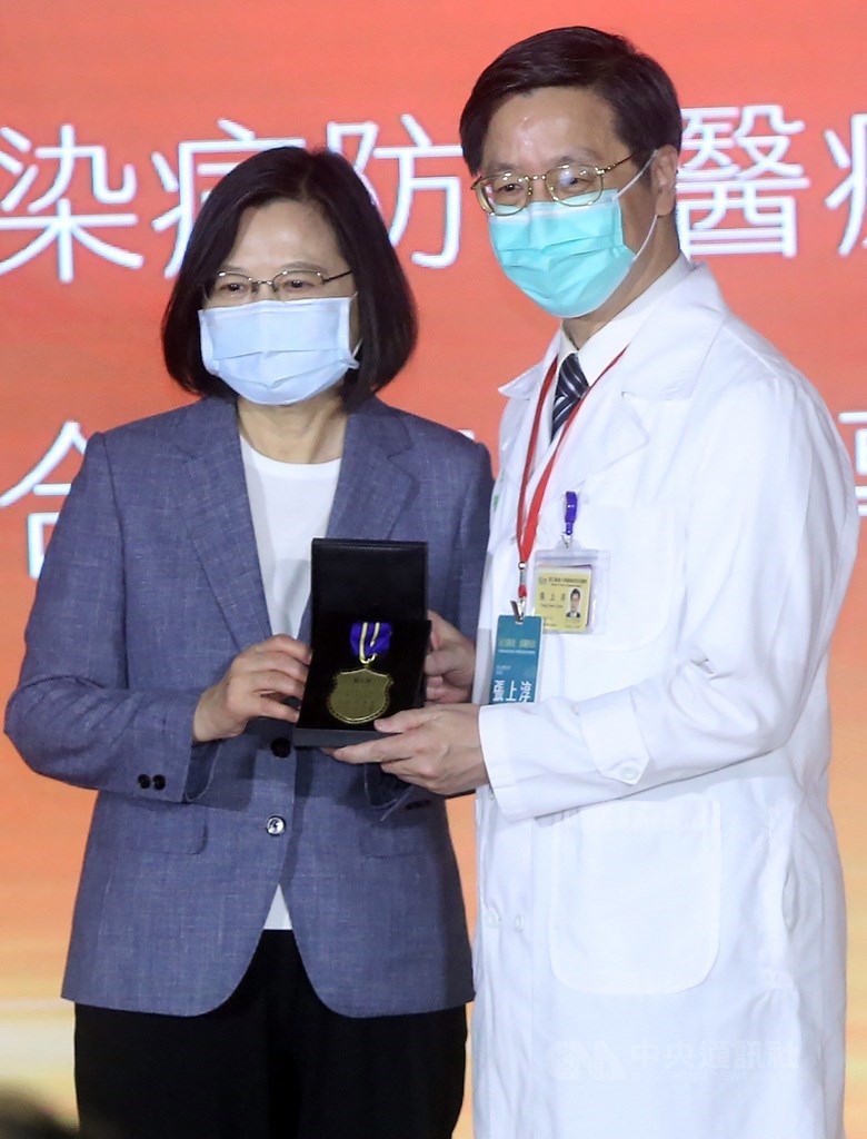 「武漢肺炎防疫紀錄片首映暨防疫獎章授獎典禮」27日在台北圓山大飯店舉行,總統蔡英文(左)頒發「防疫獎章」給中央流行疫情指揮中心專家諮詢小組召集人張上淳(右)。中央社記者鄭傑文攝 109年9月27日