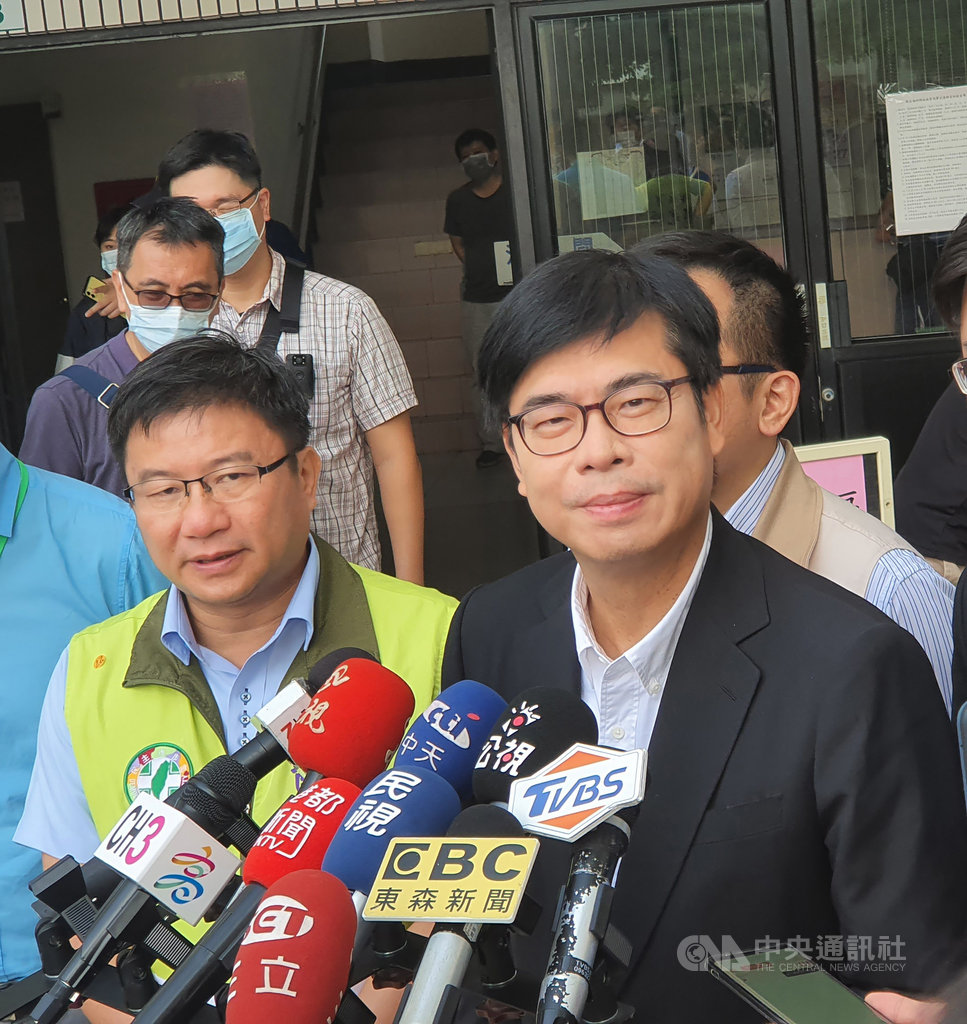 台北市長柯文哲日前說南部學校買冷氣一開就跳電,小班制還沒錢繳電費。高雄市長陳其邁(右)27日回應,柯文哲是「台北看天下」,這不但是個人狹隘看法,還缺乏同理心。中央社記者洪學廣攝 109年9月27日