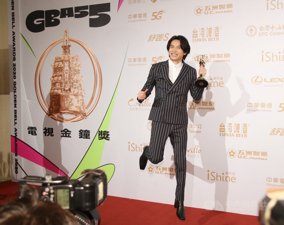 第55屆電視金鐘獎頒獎典禮26日在台北國父紀念館舉行,典禮持續至跨夜,戲劇節目男主角獎終於揭曉,由「鏡子森林」的姚淳耀首度入圍就得獎。中央社記者張新偉攝 109年9月27日