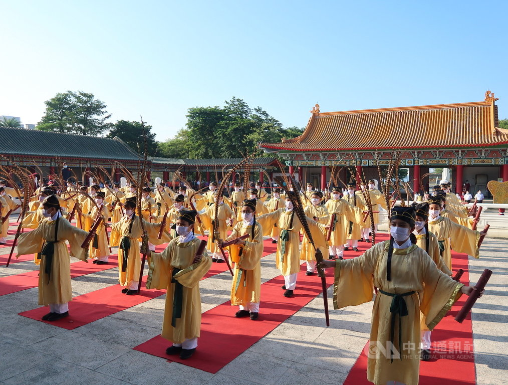 高雄市28日在蓮池潭畔左營孔廟舉行祭孔,禮生循古禮以八佾舞揭開序幕,儀式莊嚴隆重。中央社記者王淑芬攝 109年9月28日