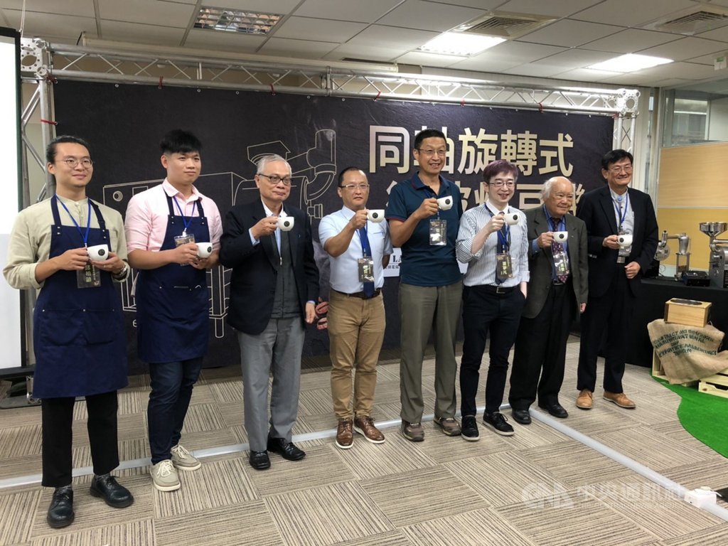 科技部28日舉行「同軸旋轉式微波烘豆機」研發成果記者會,圖為承德油脂董事長李義發(右2)、清大物理系教授張存續(右4)、科技部助理研究學者趙賢文(左4)與波豆成員邱柏諺(左1)與郭奐均(左2)。中央社記者蘇思云攝 109年9月28日