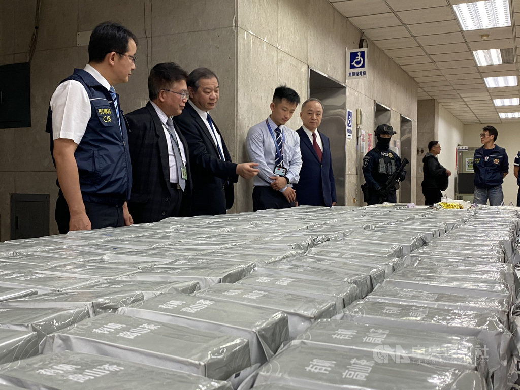刑事局28日舉行破案記者會,宣布破獲一起跨境運毒案,以十五分幫角頭潘男為首的販毒集團涉利用航空貨運自馬來西亞運毒入境,市價逾新台幣6億元,警方循線逮7嫌送辦,記者會中並展示所查扣贓證物。中央社記者黃麗芸攝 109年9月28日