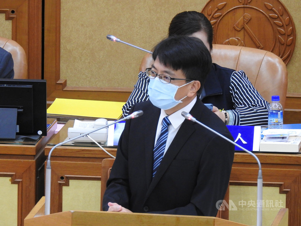 新北市議會28日舉行市府各機關業務報告及備詢議程,環保局長程大維(前)答詢時針對雙北水肥處理爭議表示,新北市將籌建2處水肥投置站,預定9月底展開設計規劃及施工,初估半年內可完工營運。中央社記者王鴻國攝 109年9月28日