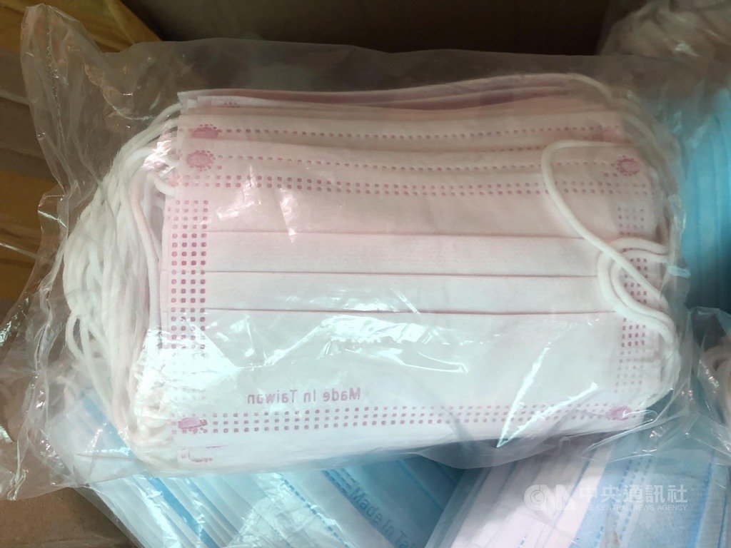 中國籍劉姓男子將中國製口罩進口到台灣後,偽製「Made in Taiwan」的鋼印在網路販售,桃園地檢署查扣42萬餘片口罩,並將劉男帶回調查,全案以涉違反藥事法、刑法詐欺等罪嫌偵辦。(檢方提供)中央社記者葉臻傳真 109年9月28日