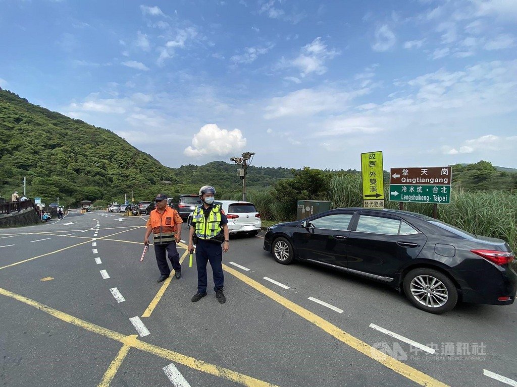 中秋節連假將至,台北市警察局交通警察大隊28日表示,為維護連假期間北市交通順暢及行車秩序,除規劃重要路口崗位的交通疏導勤務,並加強違規停車取締。(台北市警察局交通警察大隊提供)中央社記者黃麗芸傳真 109年9月28日