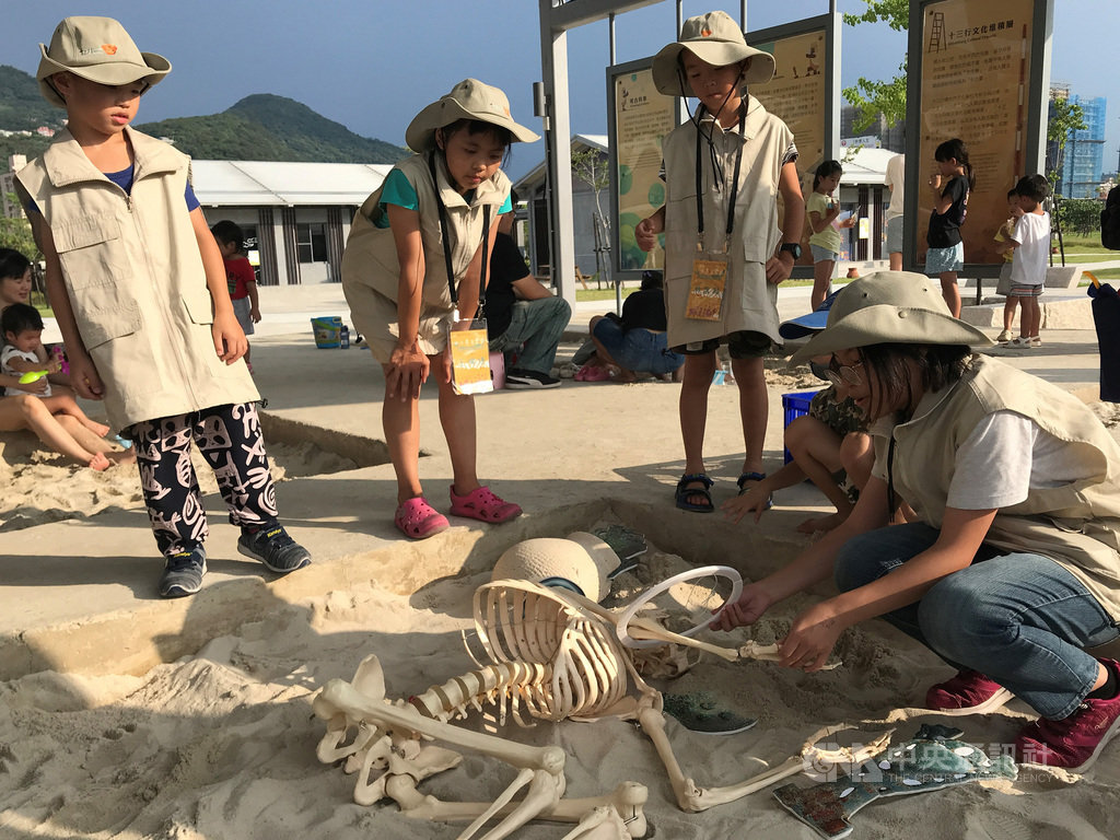 「國際考古日」即將到來,新北市十三行博物館將於10月17日至18日推出系列活動,讓民眾不但可以體驗考古遺址、了解墓葬文化,還有機會到博物館住一晚。(十三行博物館提供)中央社記者王鴻國傳真 109年9月28日