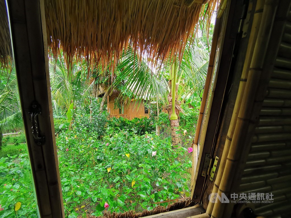 越南旅遊業受疫情衝擊收益砍半,星級飯店為求生存轉做防疫旅館。芹苴市位於河畔叢林中的防疫旅館相當隱蔽,並與其他房間保持距離。中央社記者陳家倫越南芹苴攝 109年9月28日