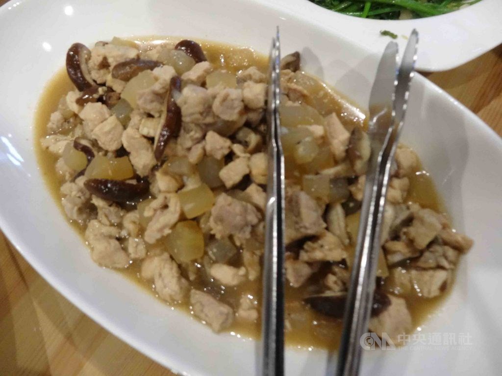 整體消費市場來看,農委會估計全台所吃的豬肉,逾6成是在傳統市場肉攤銷售的溫體肉;另約4成則是肉品業者處理後供量販、超市等通路銷售的冷藏肉,以及加工處理的冷凍肉。中央社記者楊淑閔攝 109年9月27日